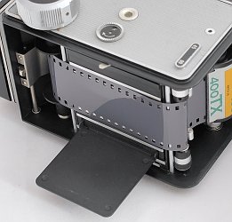 Flexaret VII mit geöffneter 35mm-Filmadapter