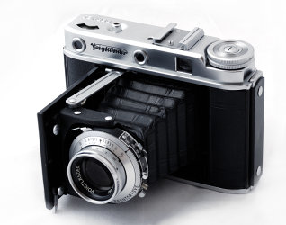 Voigtlander Perkeo E leaning on integrated stand
